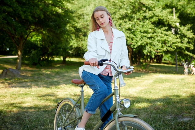 自転車に乗る女性